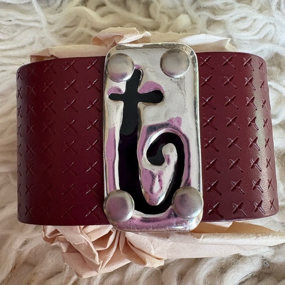 New In Box Plunder Design Nona Personalized With The Initial “T” Cuff Bracelet - Picture 4 of 5